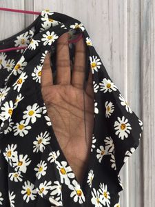 Daisy Print Top With Net Sleeves