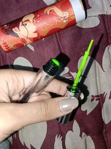 Neon Green Glowing Eyeliner
