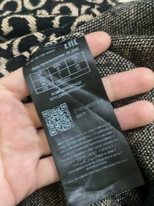 GUESS WOMEN&#39;S SWEATER JET BLACK/LIGHT RUM JACQUARD