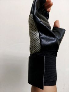 Black Gym/Driving Gloves With Adjustable Straps