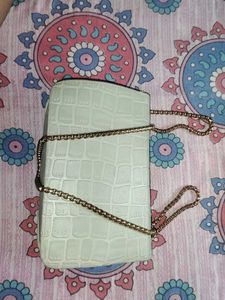 I&#39;m selling a brand new sling bag. It’s in perfect