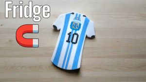 Mini Messi-Style Jersey Magnet – Argentina Edition