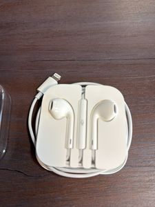 Apple EarPods With Lighting Plug