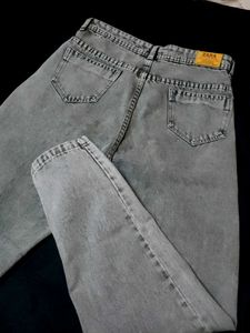 Women  Fade Relaxed Tapered Mom Jea