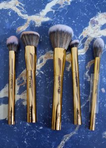 Mars Cosmetics 5 Face  brushes