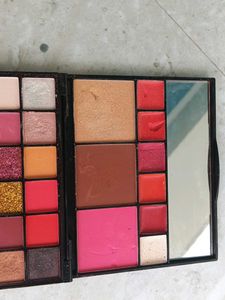 HUDA GIRL EYESHADOW PALETTE