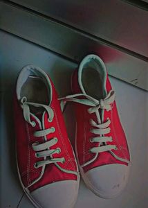 [ Boy / Girl ]red Shoes With Like New Condition 🚨
