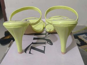 Sizes and colours are also available