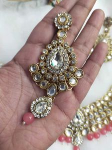 Women&#39;s Necklace Set