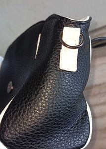 Stylish Sling Bag 🖤