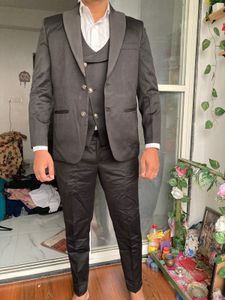 Stylish Three-Piece Suit - Modern Fit