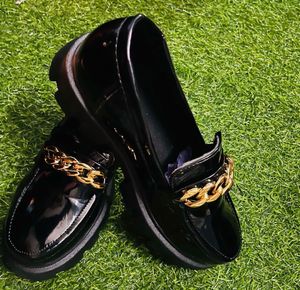 Chic Black &amp; Gold Loafers