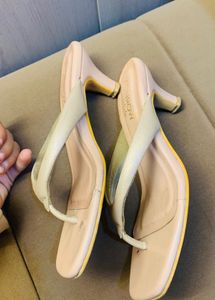 Nude Kitten Heel Thong Sandals🐣❤️