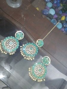 A beautiful earings and mangtika