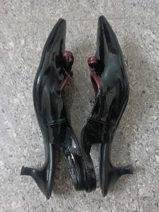 Pointed Toe Black Slingback Heels