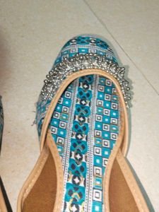 Teal Patterned Juttis