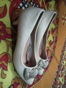 Moodys&#39; Heels with Bow Accent