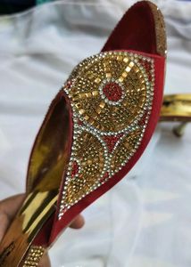 Prize Drop.. Sandals.. Brand New