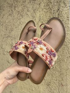 Classic Embroidered Flat sandals - Size EU39