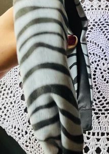 Hairband In Bluish Grey Color With Black Lining