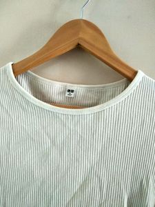 UNIQLO CROP TOP
