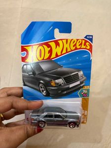 Hot Wheels Mercedes-Benz 500 E &amp; Ferrari