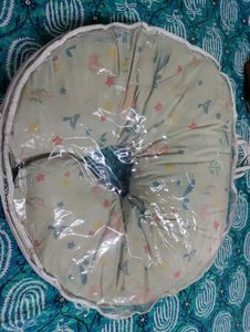 Haus and kinder Mom feeding Pillow