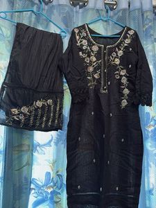 Pakistani heavy embroidered black kurta &amp; dupatta