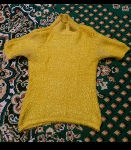 SHIMMERY GOLDEN SWEATER TOP. SIZE S TO M