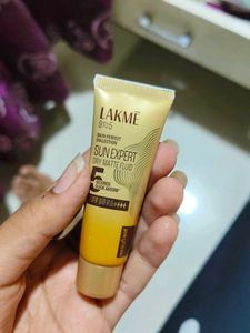 Lakme Sun Expert Dry Matte Fluid