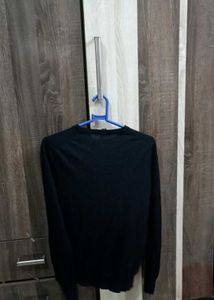 Uniqlo Navy Crewneck Sweater - Classic &amp; Comfortab
