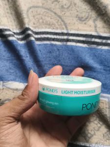 Pond&#39;s Light Moisturiser