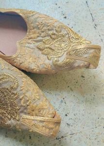 Embroidered Jutti