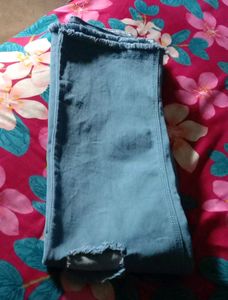 Women&#39;s Knee Ripped Jeans