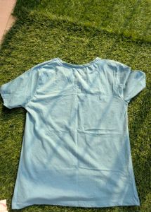 3 tshirt cotton like new in sale , hurry up