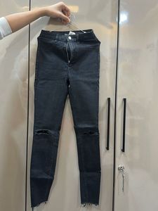 Zara Ripped Knee Skinny Jeans (Zara size- 32)