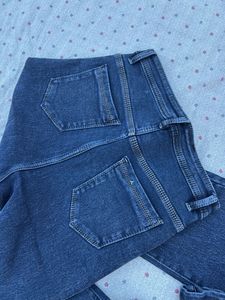 Women&#39;s dark wash jeans