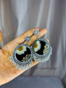 Black Floral Resin Earrings 🌼