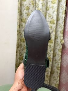 BUCKLED BALLET FLATS IN FOREST GREEN