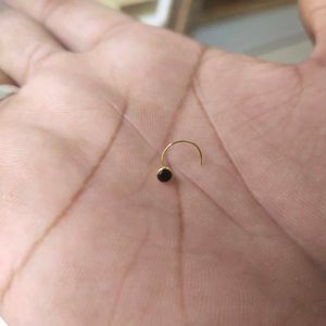 22C Pure Gold Round Black dimond nose pin