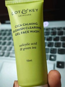 Dot &amp; Key Face Wash