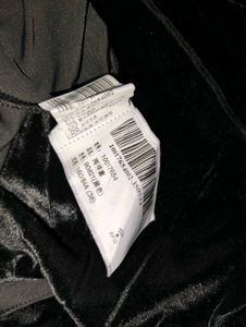 (La Chapelle Elegant Black Velvet Dress)