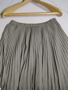 BANANA REPUBLIC SOFT PLATED SKIRT
