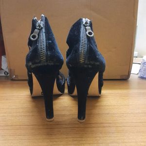 Criss Cross Black High Heels 5 Inch, Size 40, Feet Impression On The Sole Other Than That No Defects