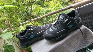 Black &#34;Foot &amp; Feet&#34; Fashion Sports Sneakers