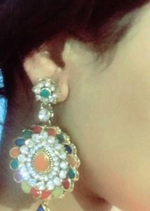 2 MULTICOLOURED EARINGS AND TIKA