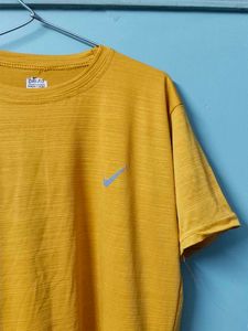 Nike Mustard T-Shirt 🧡