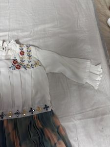 WHITE PATTERNED TOP