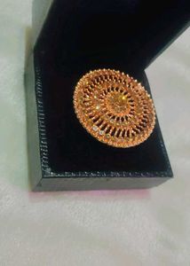 Regal Radiance: The Golden Aura Ring