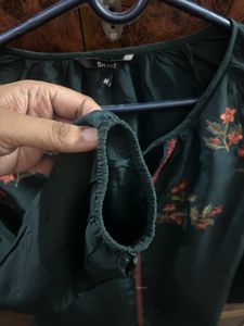 Bottle, green colour, full sleeves, top with elastic at the sleep, end and embroidery work in the front and in the arms of the top